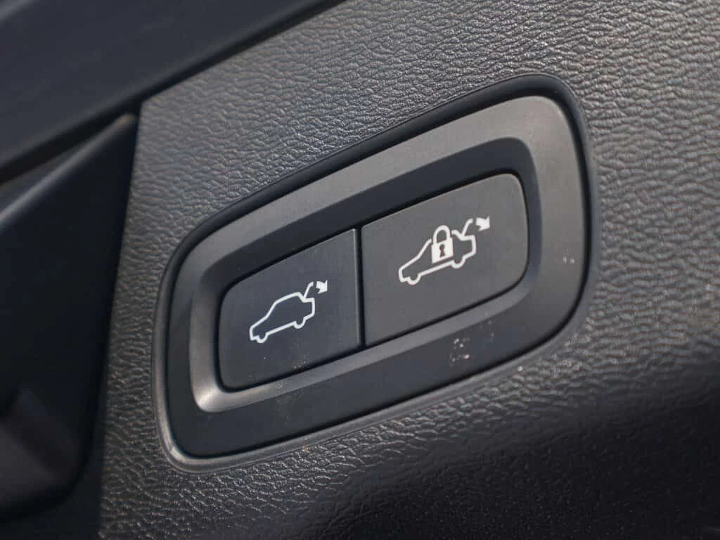 Volvo XC60 * R Design Heated Seats Pano Roof * CARFAX * ЦЕНА , снимка 14 - Автомобили и джипове - 54042693