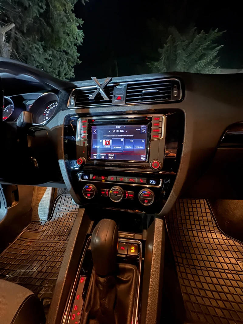 VW Jetta 2.0 TDI HIGHLINE, снимка 8 - Автомобили и джипове - 52449649