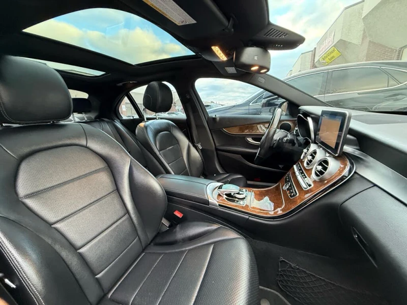 Mercedes-Benz C 300 * АВТО КРЕДИТ* ЦЕНА ДО БГ * СЕРВИЗНА ИСТОРИЯ * , снимка 13 - Автомобили и джипове - 52596161