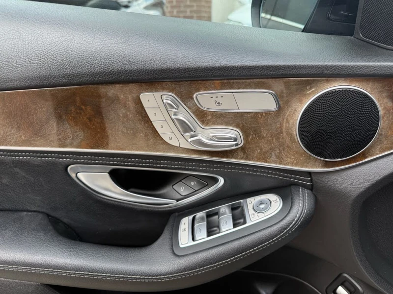 Mercedes-Benz C 300 * АВТО КРЕДИТ* ЦЕНА ДО БГ * СЕРВИЗНА ИСТОРИЯ * , снимка 11 - Автомобили и джипове - 52596161