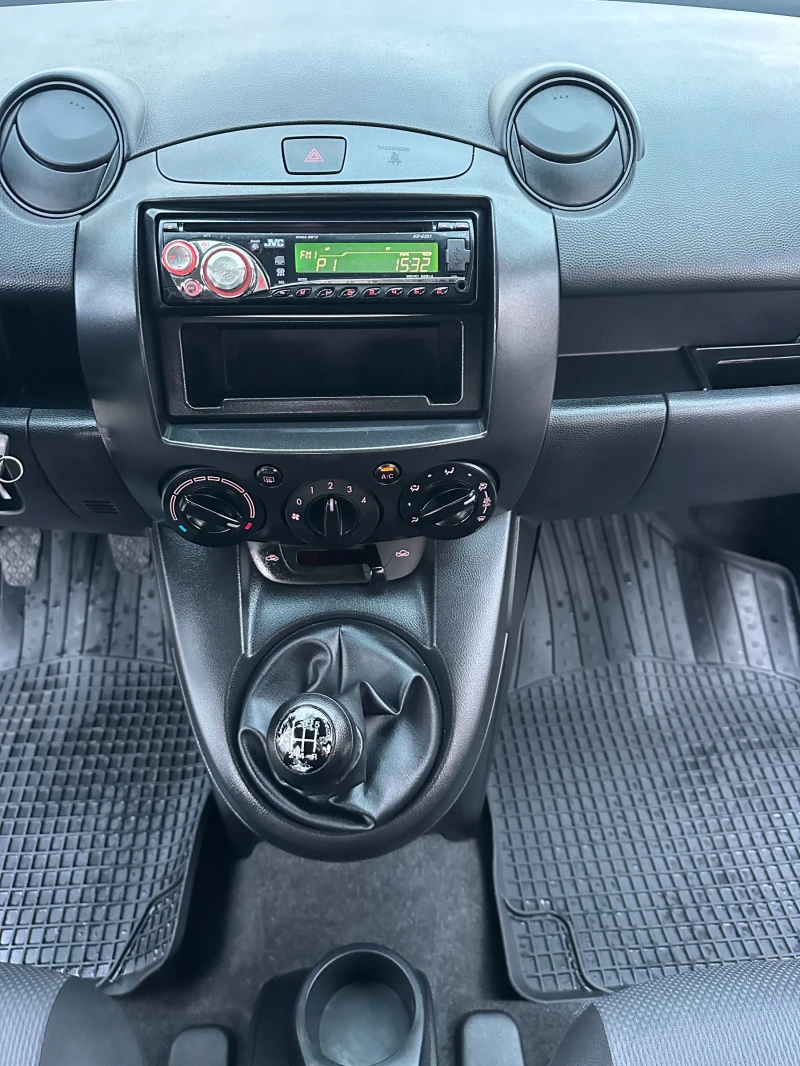 Mazda 2 1.3I 75KC, снимка 12 - Автомобили и джипове - 52753506