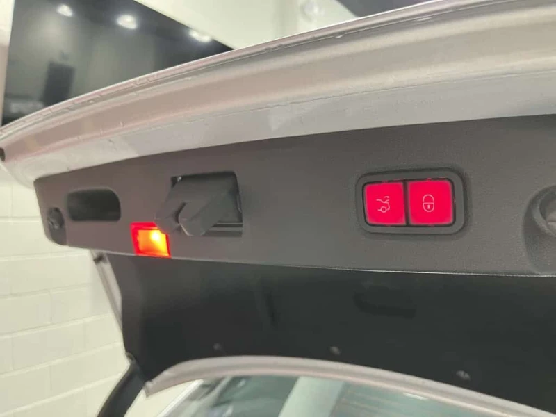 Mercedes-Benz CLS 550 V8 Bi TURBO | LOW KMS| AMG PKG| 4MATIC| , снимка 16 - Автомобили и джипове - 53510430