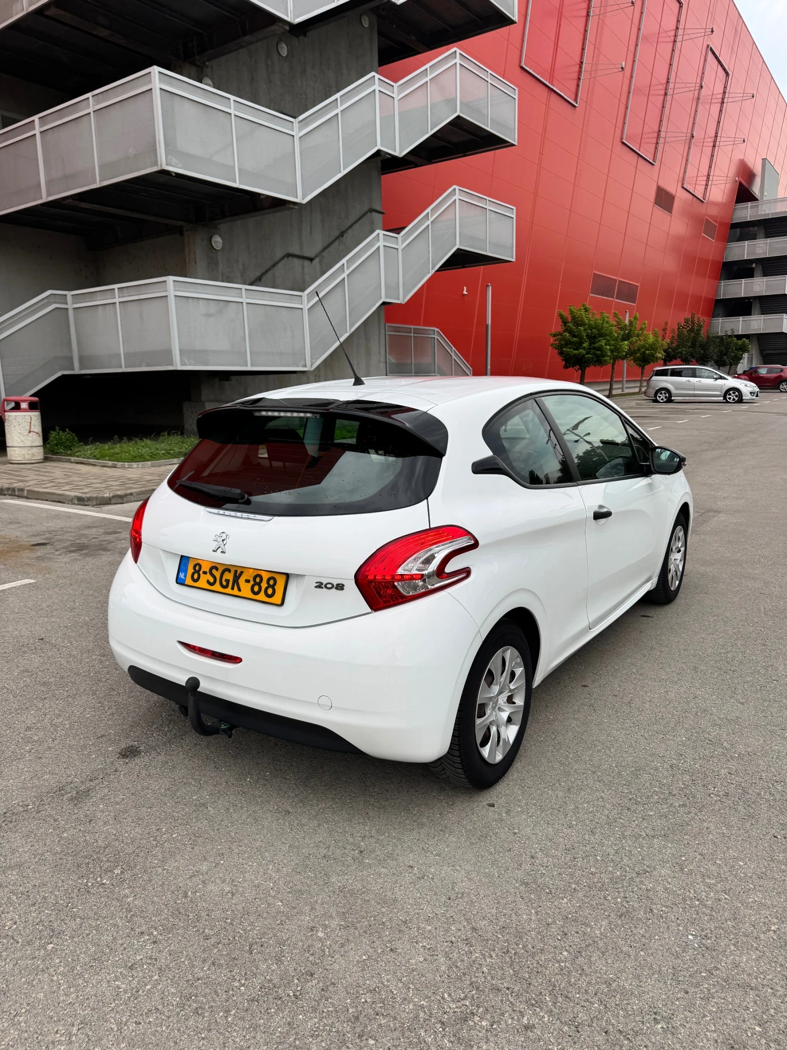 Peugeot 208 1.0 - изображение 8
