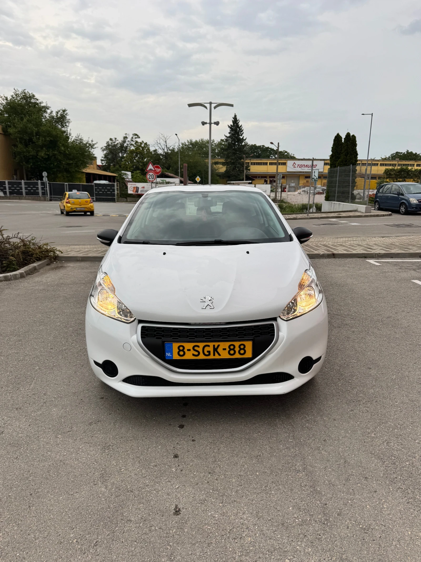 Peugeot 208 1.0 - изображение 2