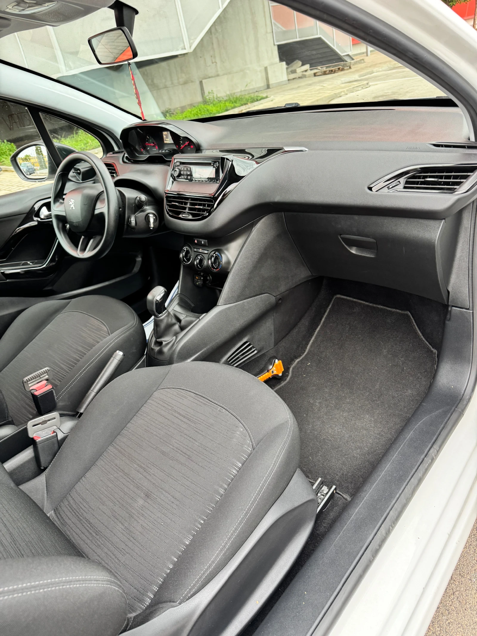 Peugeot 208 1.0 - изображение 10