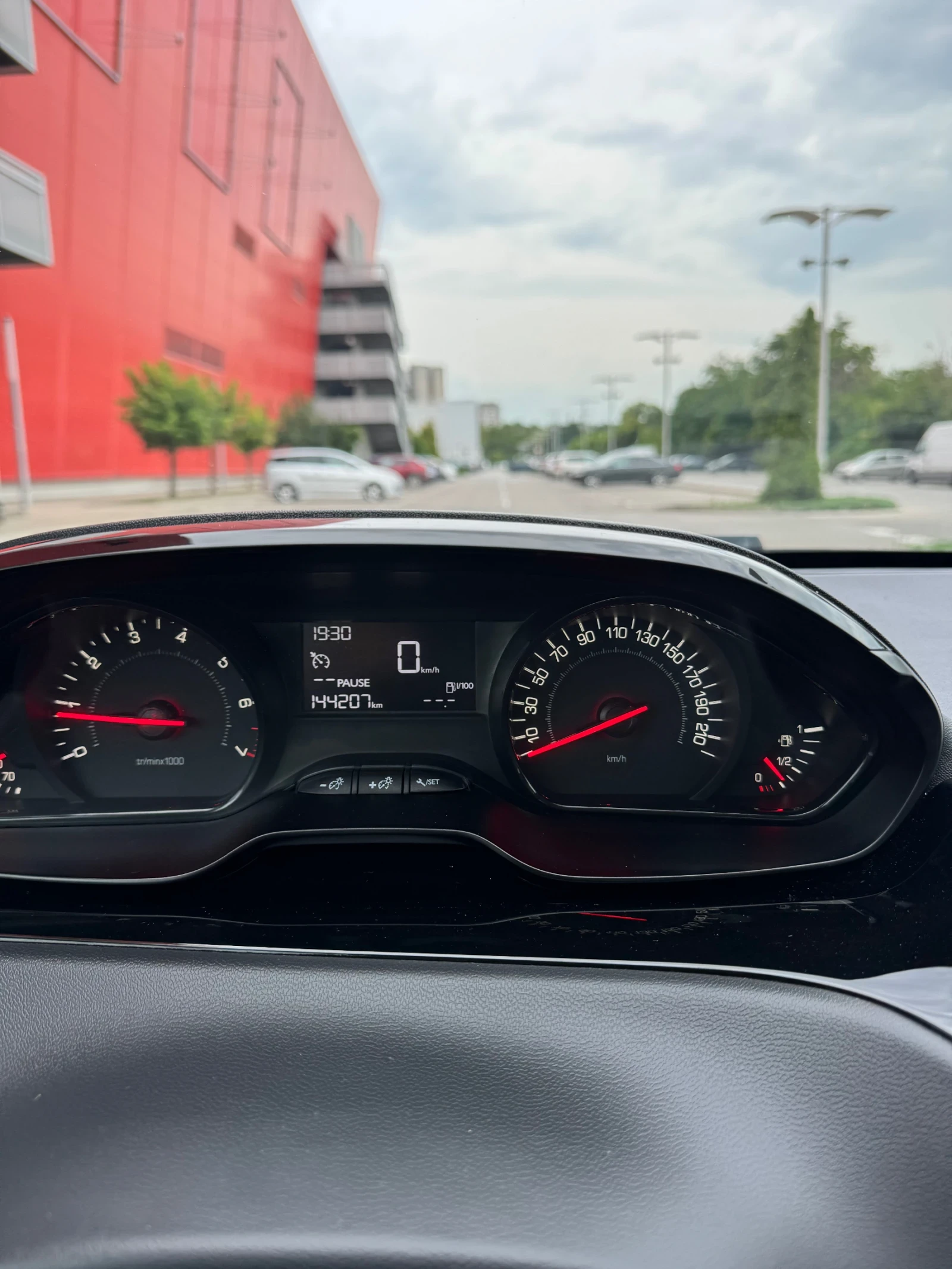 Peugeot 208 1.0 - изображение 9