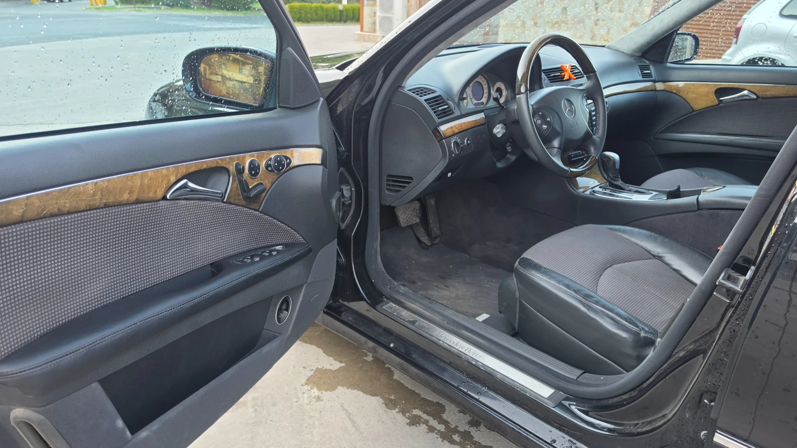 Mercedes-Benz E 320, снимка 5 - Автомобили и джипове - 56251394