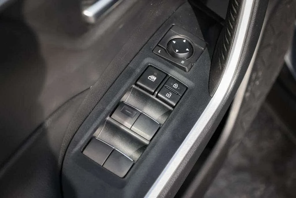 Toyota Rav4 * XLE HV * АВТОКРЕДИТ БЕЗ ПЪРВОНАЧАЛНА ВНОСКА, снимка 13 - Автомобили и джипове - 54608095