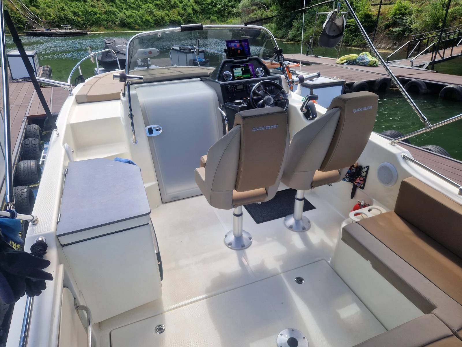 Моторна яхта Quicksilver  Activ 755 Sundeck, снимка 10 - Воден транспорт - 55173112