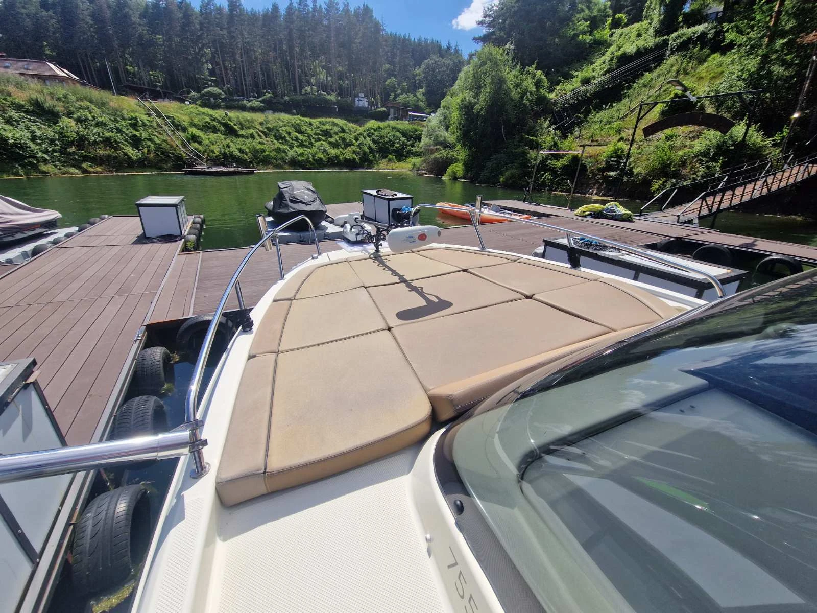 Моторна яхта Quicksilver  Activ 755 Sundeck, снимка 4 - Воден транспорт - 55173112