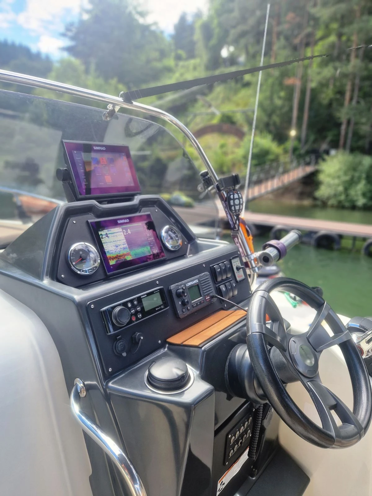 Моторна яхта Quicksilver  Activ 755 Sundeck, снимка 7 - Воден транспорт - 55173112