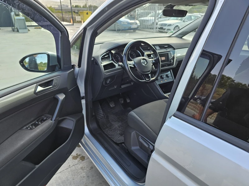 VW Touran 1.6TDI, снимка 10 - Автомобили и джипове - 47293667