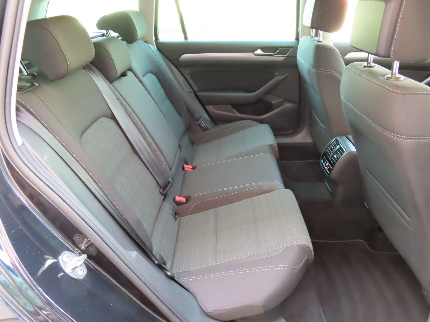 VW Passat Business 2.0 TDI SCR DSG - изображение 8