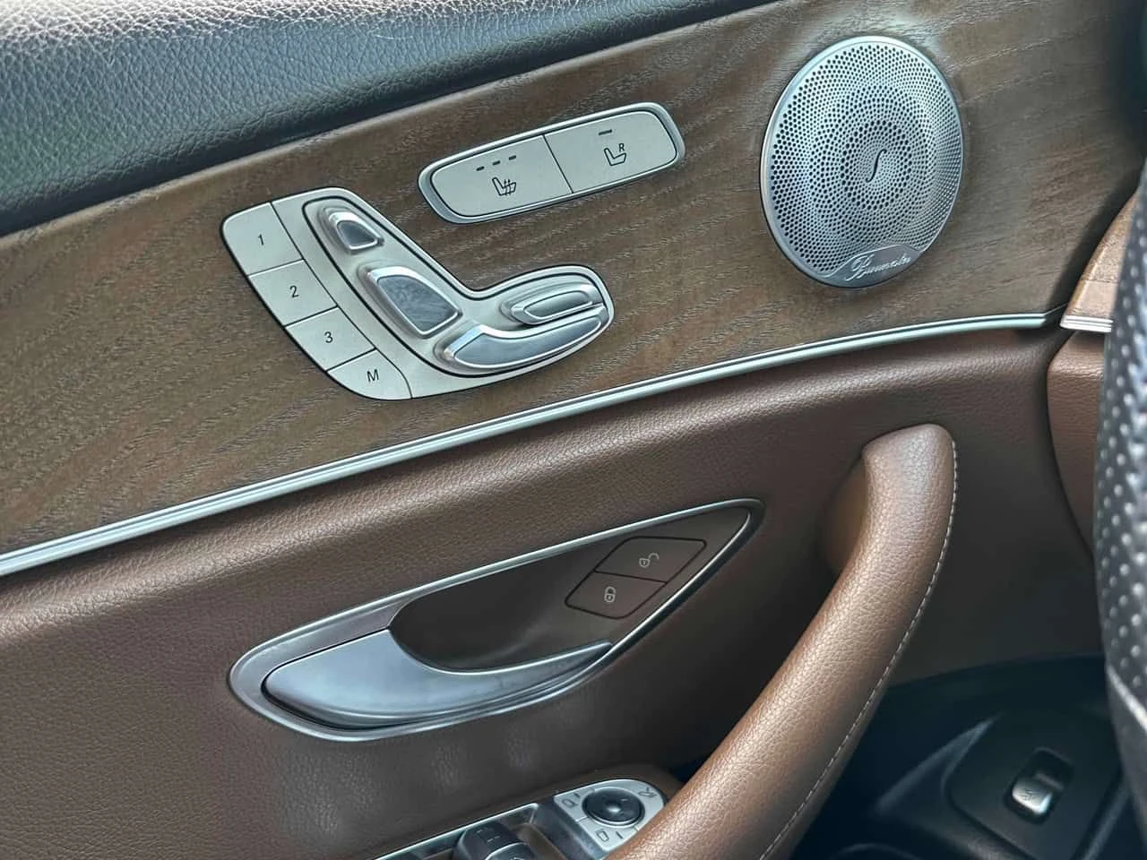 Mercedes-Benz E 400 4MATIC* BURMESTER* PANORAMA* 360* , снимка 15 - Автомобили и джипове - 54478452