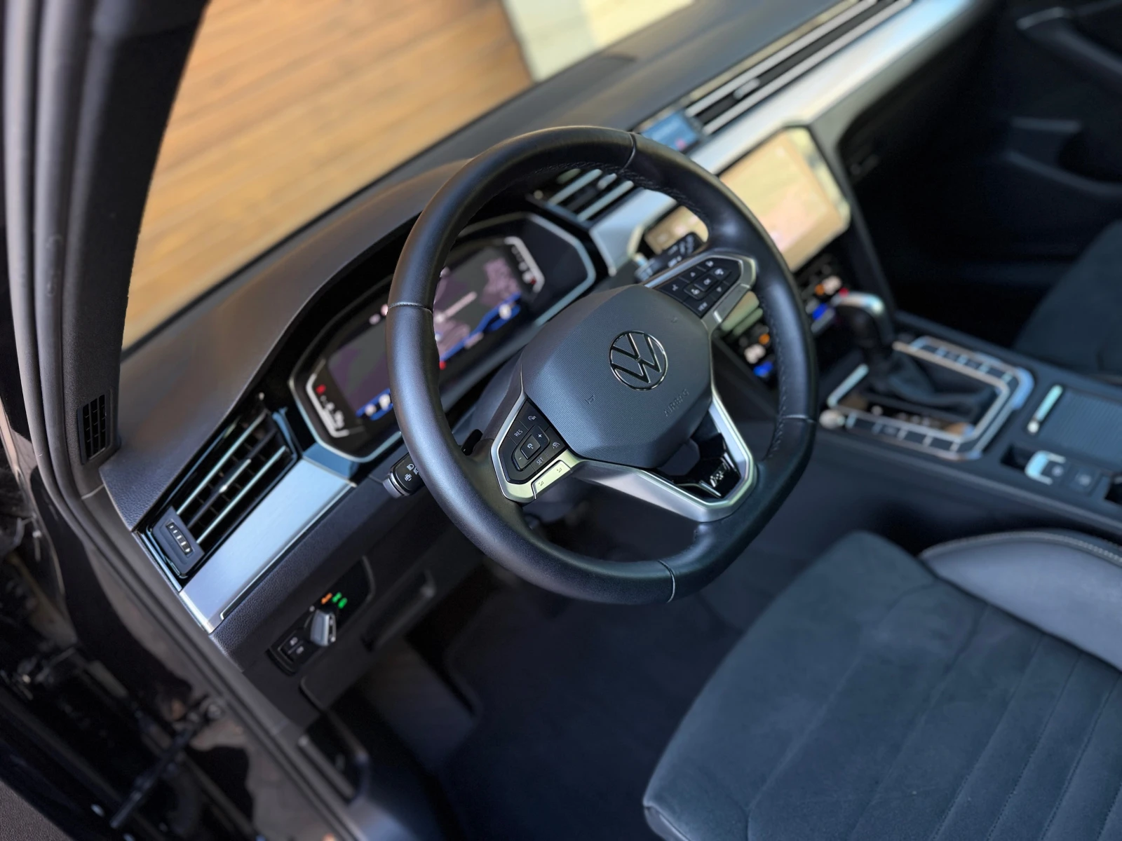 VW Passat 2.0TDI* R-Line* ОБСЛУЖЕН АНГРЕНАЖ* ДОКАЗУЕМИ КМ, снимка 5 - Автомобили и джипове - 54598710