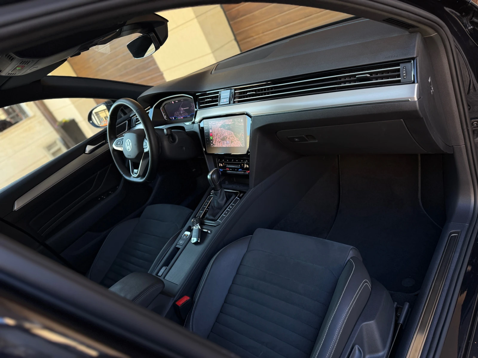 VW Passat 2.0TDI* R-Line* ОБСЛУЖЕН АНГРЕНАЖ* ДОКАЗУЕМИ КМ, снимка 6 - Автомобили и джипове - 54598710