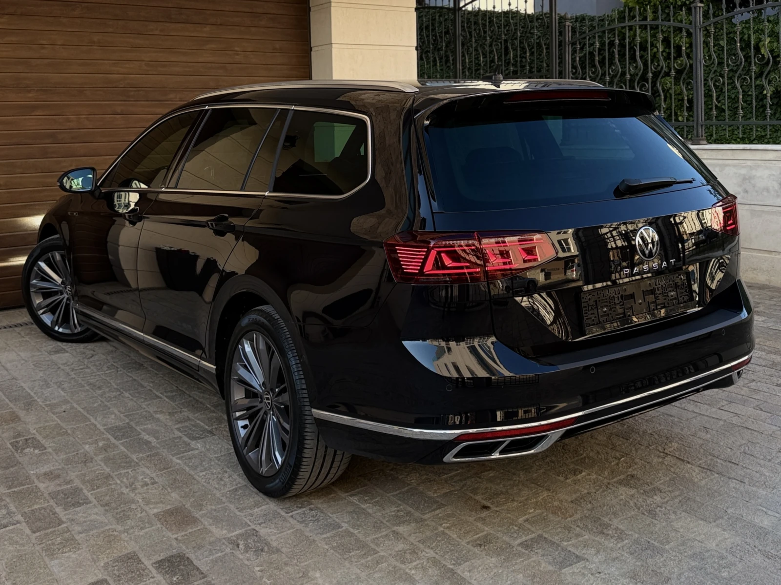 VW Passat 2.0TDI* R-Line* ОБСЛУЖЕН АНГРЕНАЖ* ДОКАЗУЕМИ КМ, снимка 4 - Автомобили и джипове - 54598710