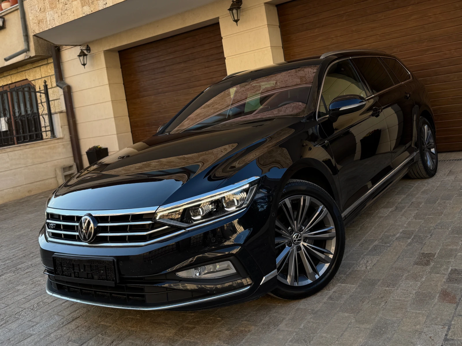 VW Passat 2.0TDI* R-Line* ОБСЛУЖЕН АНГРЕНАЖ* ДОКАЗУЕМИ КМ, снимка 2 - Автомобили и джипове - 54598710