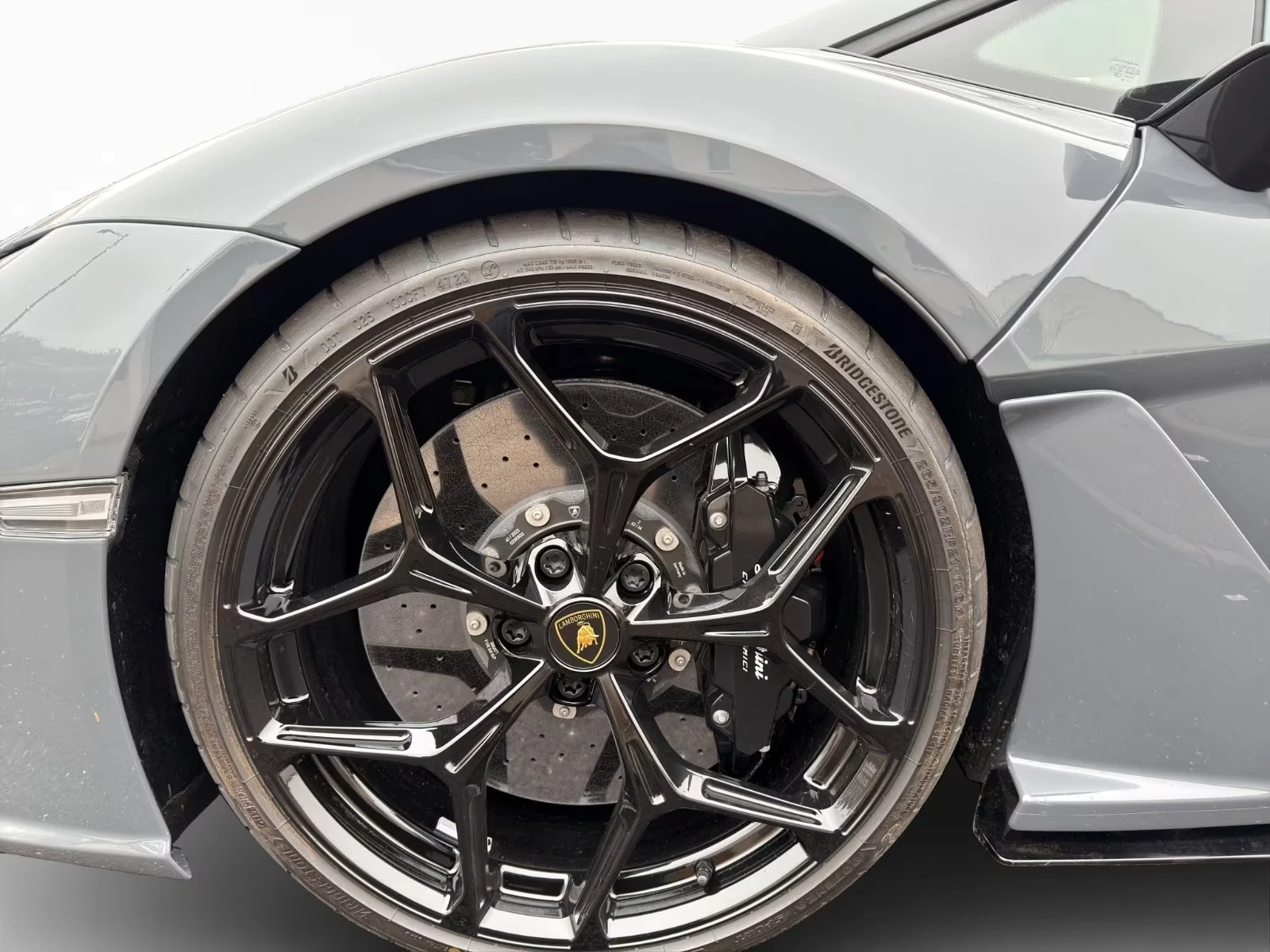 Lamborghini Revuelto 6.5 V12 HPEV / CERAMIC / CARBON / 360 /, снимка 6 - Автомобили и джипове - 54738907