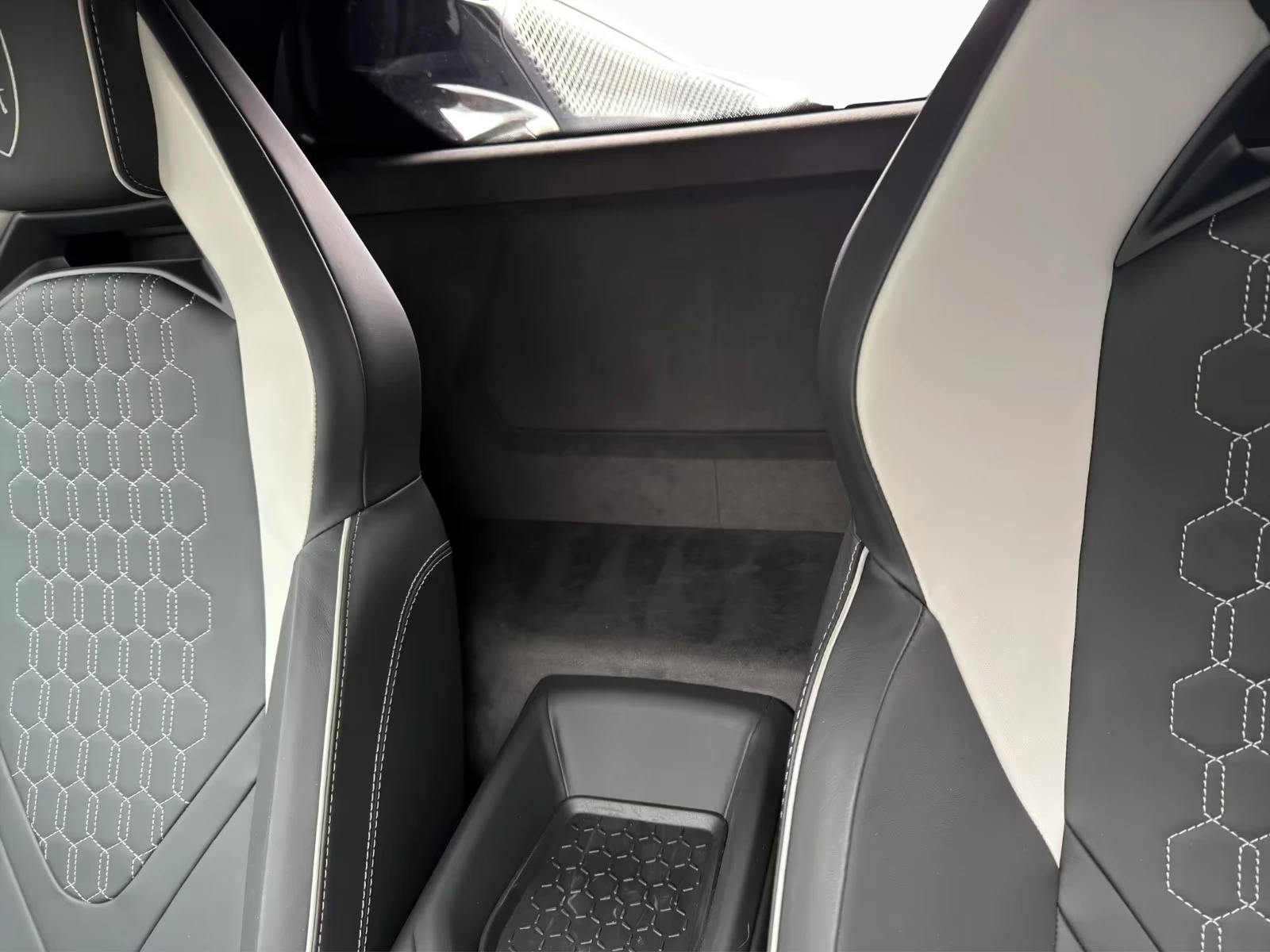 Lamborghini Revuelto 6.5 V12 HPEV / CERAMIC / CARBON / 360 /, снимка 10 - Автомобили и джипове - 54738907
