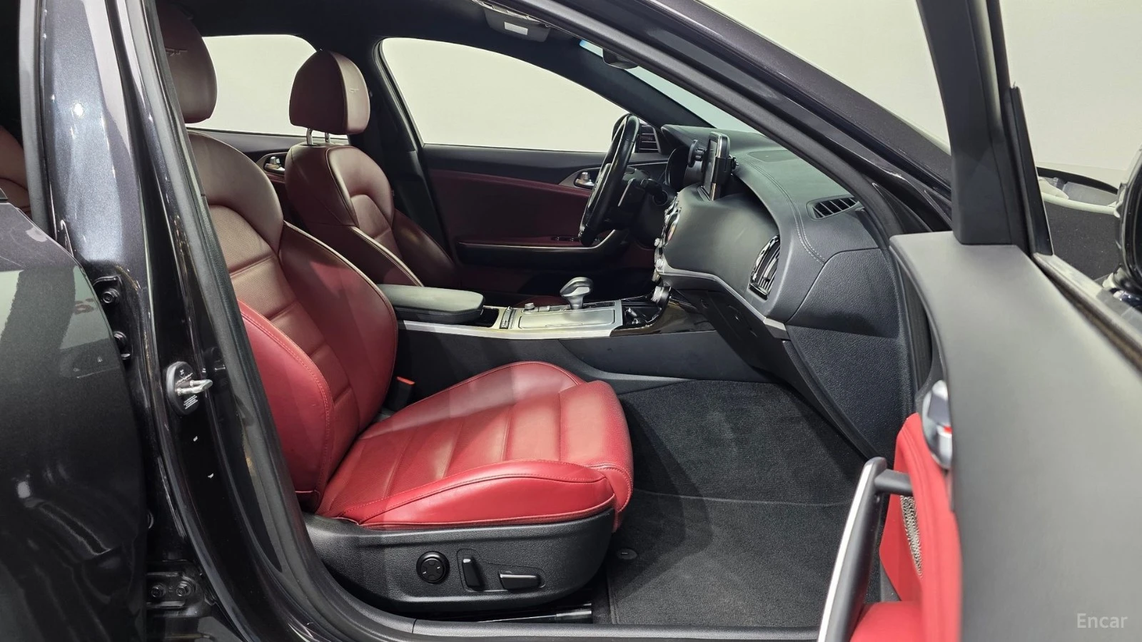 Kia Stinger 3.3 GT TURBO* ОБДУХ* 360* HUD* ПАНОРАМА* , снимка 11 - Автомобили и джипове - 55538012