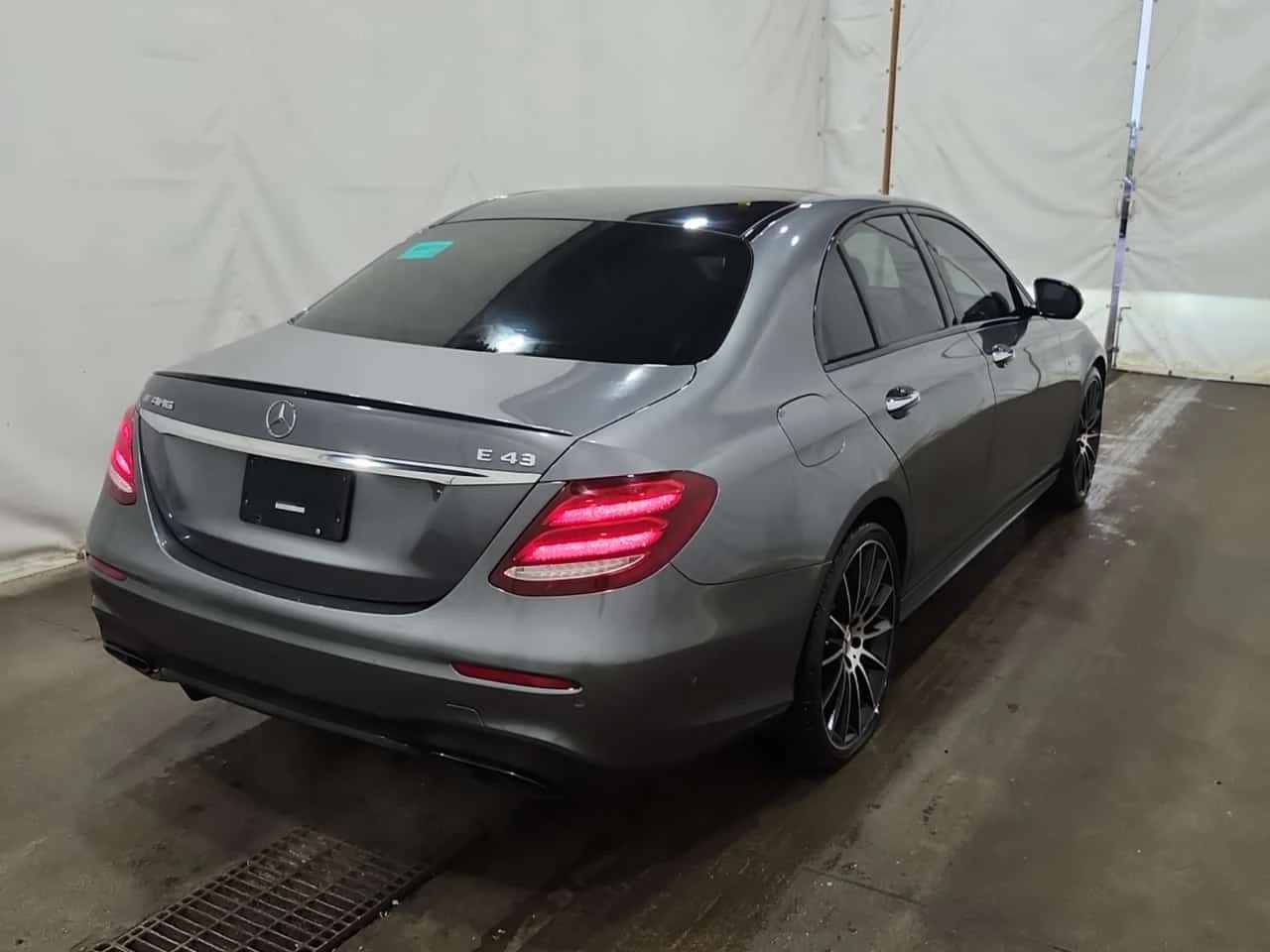Mercedes-Benz E 43 AMG * CARFAX* АВТОКРЕДИТ БЕЗ ПЪРВОНАЧАЛНА ВНОСКА* , снимка 3 - Автомобили и джипове - 55780414