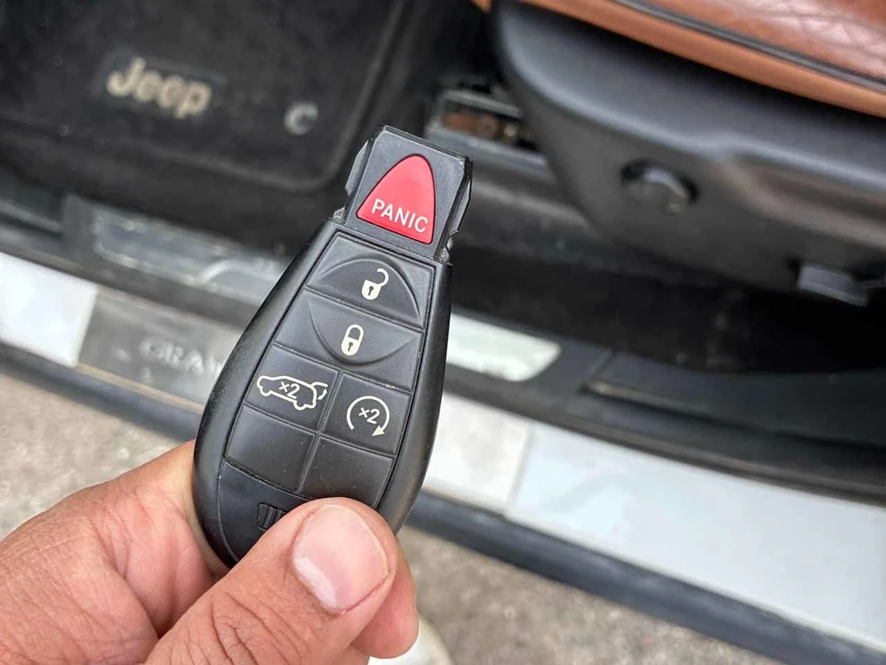 Jeep Grand cherokee * Overland * CARFAX * PANO * KEYLESS, снимка 15 - Автомобили и джипове - 54429890