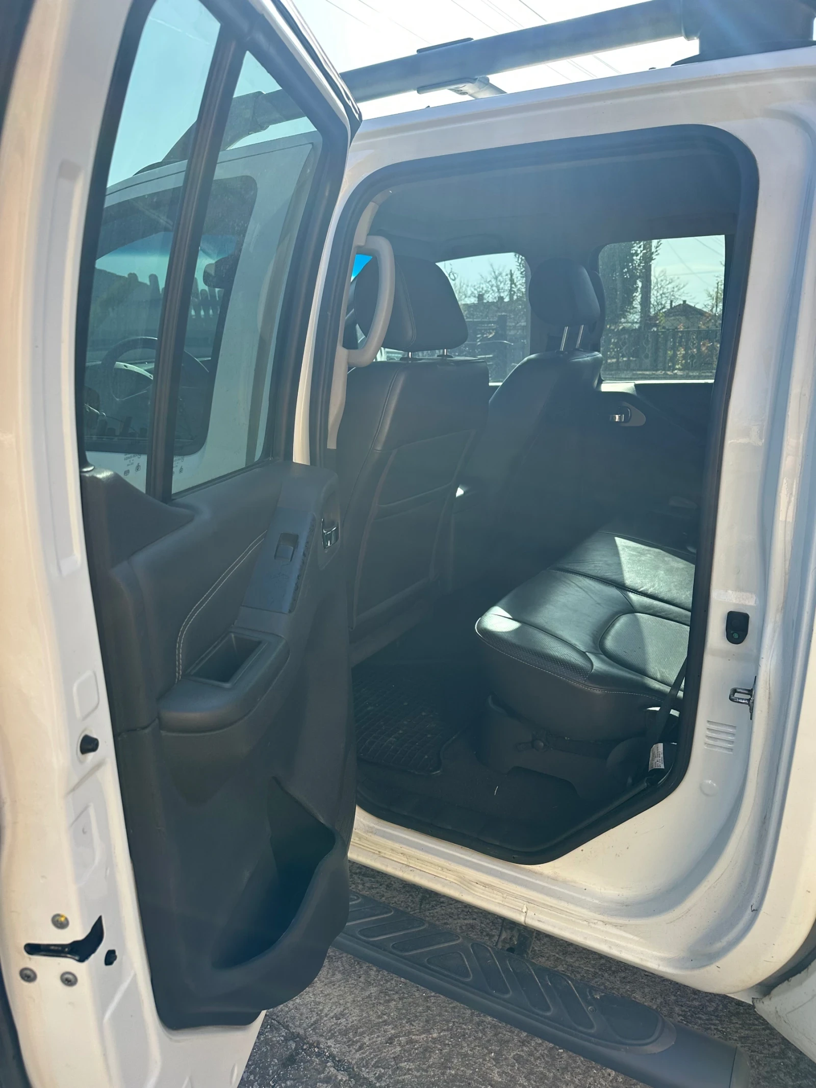 Nissan Navara V6, снимка 8 - Автомобили и джипове - 54654353