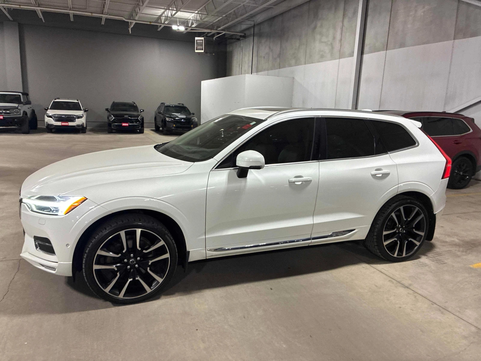 Volvo XC60 * Inscription * АВТОКРЕДИТ* + ГУМИ, снимка 2 - Автомобили и джипове - 56075926