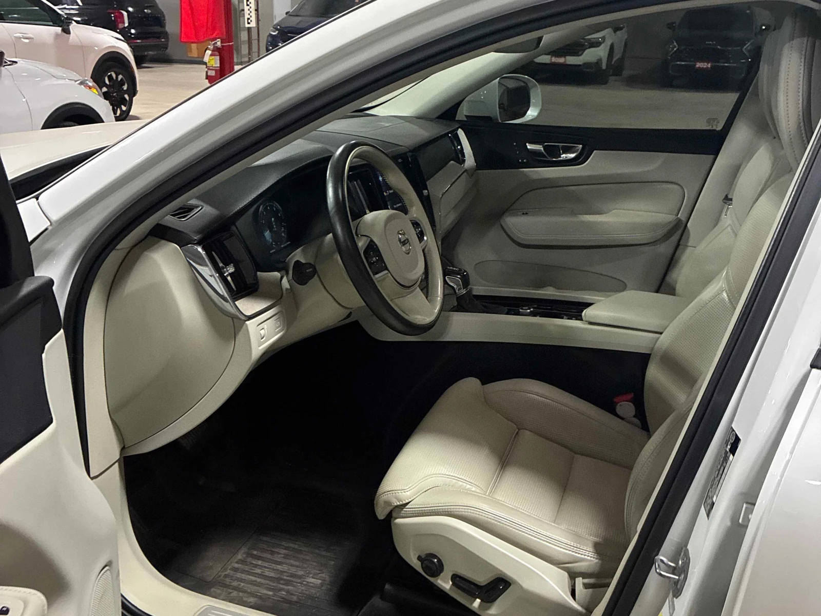 Volvo XC60 * Inscription * АВТОКРЕДИТ* + ГУМИ, снимка 5 - Автомобили и джипове - 56075926