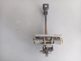 Панта врата ограничителна предна лява Пежо 5008 (б)