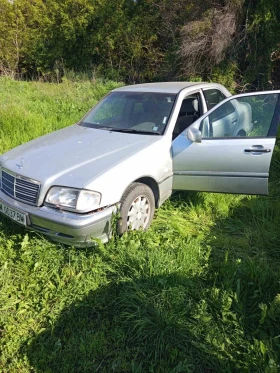     Mercedes-Benz 220