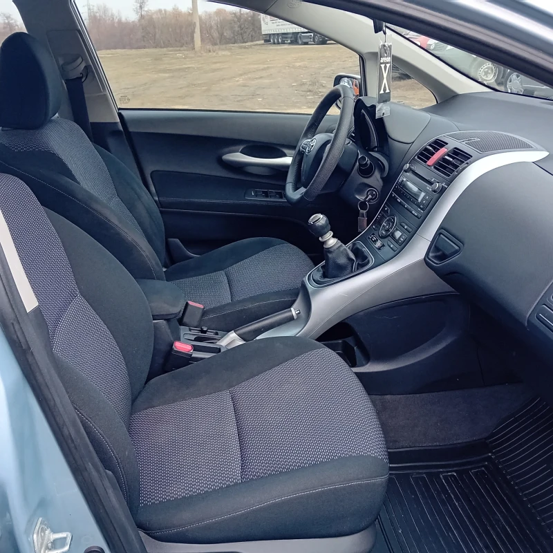 Toyota Auris 1.33 фейслифт , снимка 9 - Автомобили и джипове - 49285484