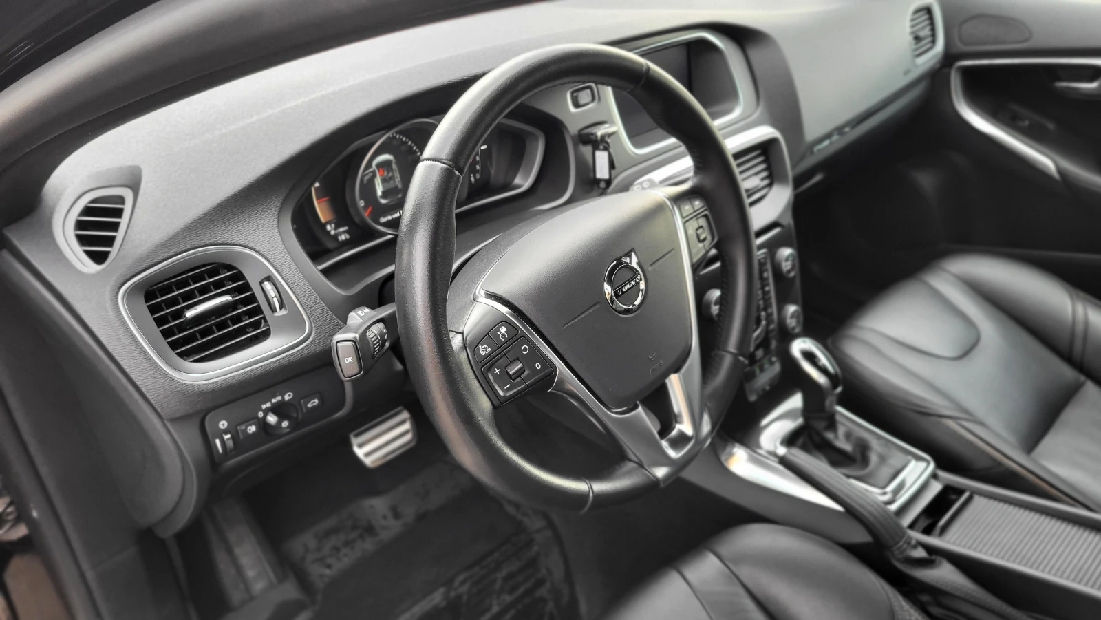 Volvo V40 Cross Country 2.0i, снимка 11 - Автомобили и джипове - 54580928