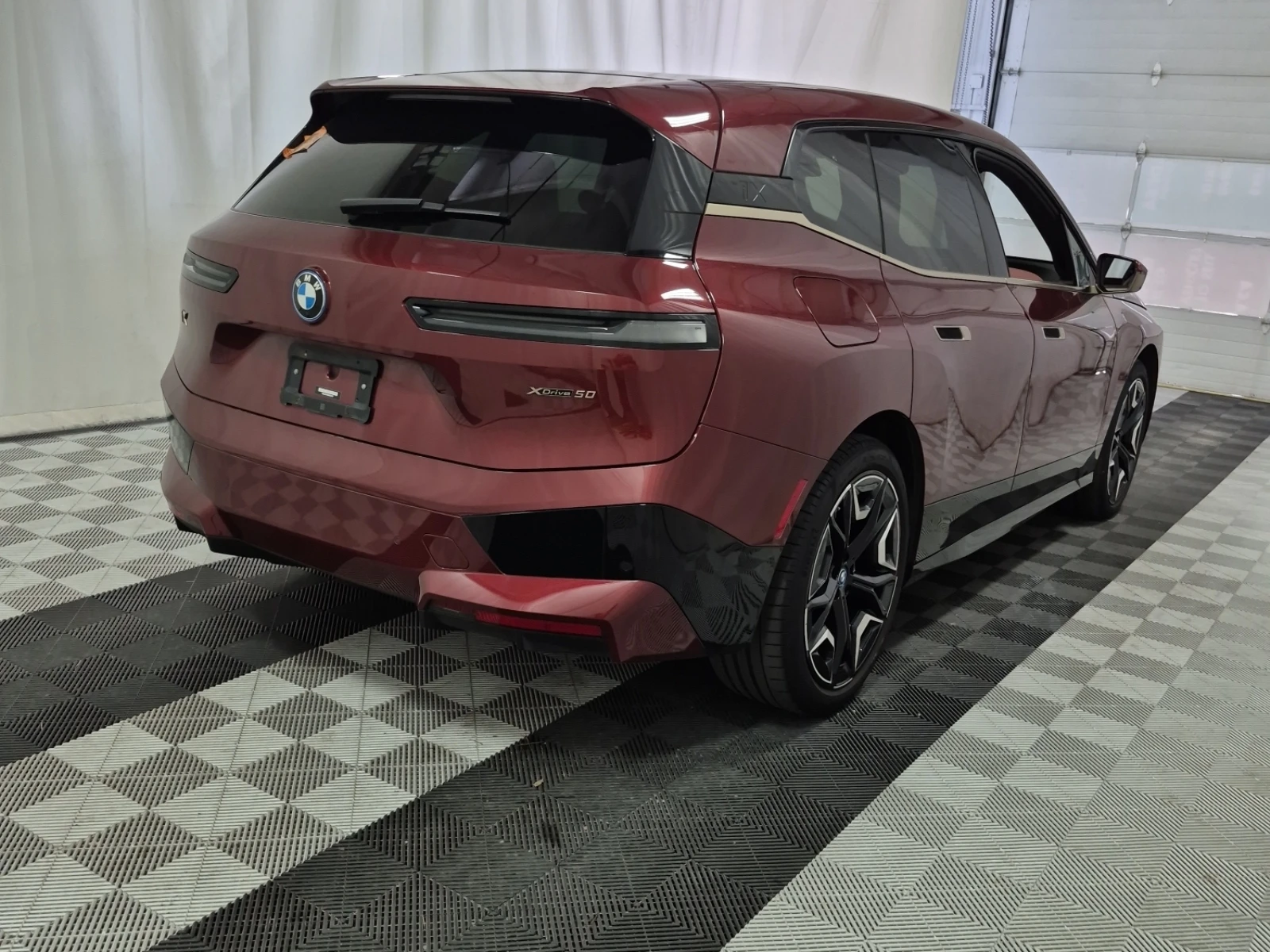 BMW iX M Pack* ОБДУХ* BOWERS* SKYLOUNGE* REAR STEER* LASE, снимка 4 - Автомобили и джипове - 55742245