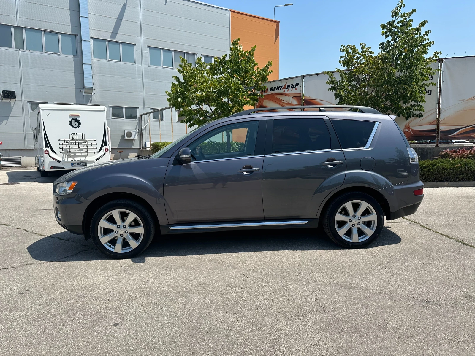 Mitsubishi Outlander 2.2D Фейслифт/7 места - изображение 2