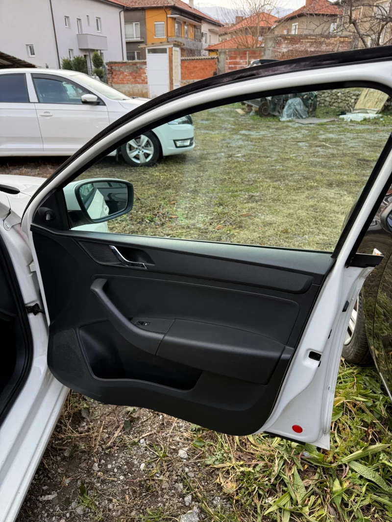 Skoda Rapid, снимка 9 - Автомобили и джипове - 52054451