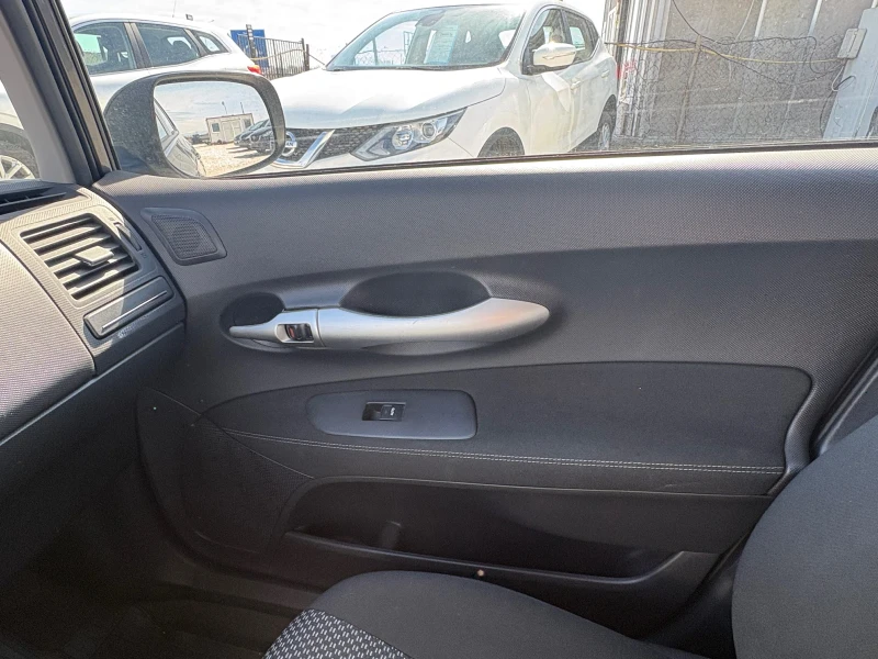 Toyota Auris, снимка 14 - Автомобили и джипове - 53595533