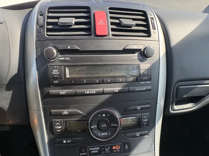 Toyota Auris, снимка 10 - Автомобили и джипове - 53595533