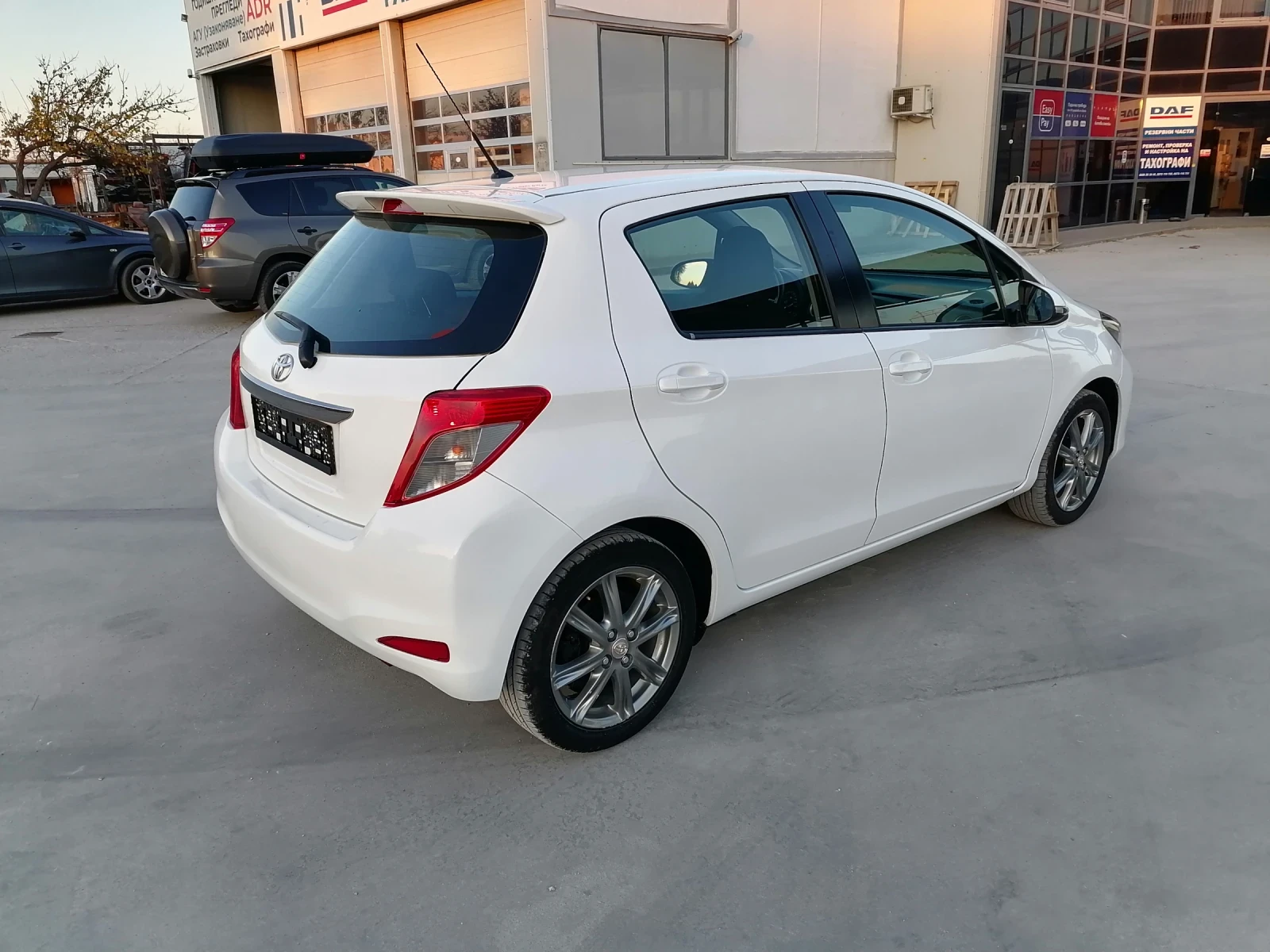 Toyota Yaris  - изображение 6