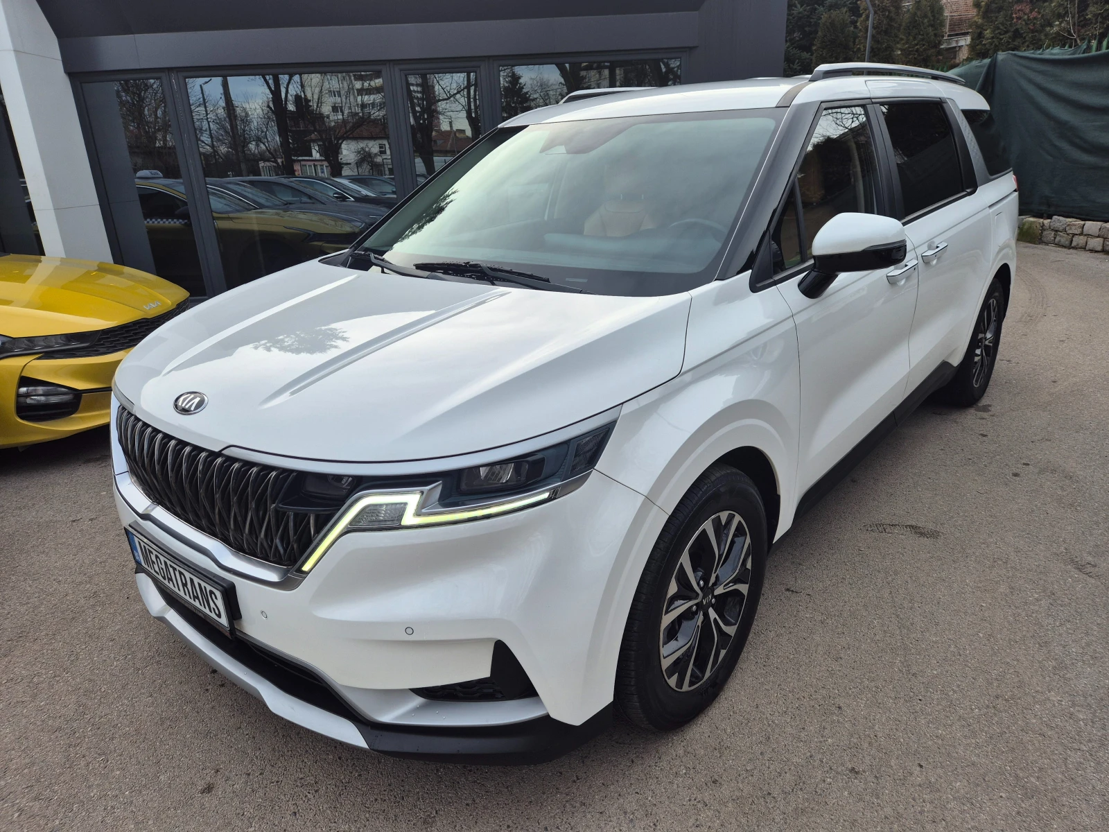 Kia Carnival 2.2 CRDI 8+ 1 ДДС - Наличен в БГ - изображение 2