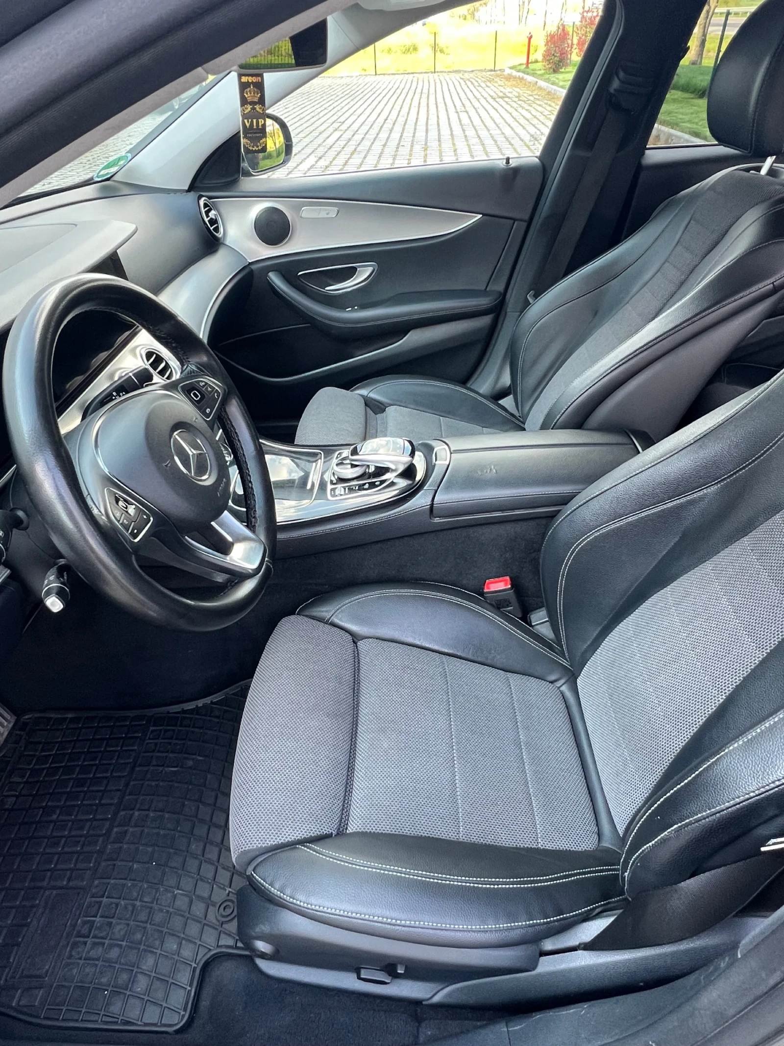 Mercedes-Benz E 220 AMG, снимка 15 - Автомобили и джипове - 54239051