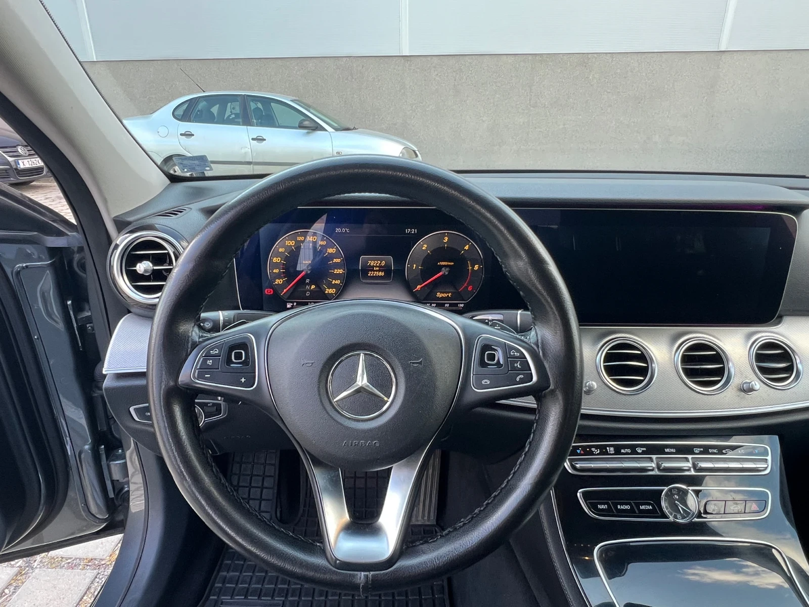 Mercedes-Benz E 220 AMG, снимка 13 - Автомобили и джипове - 54239051