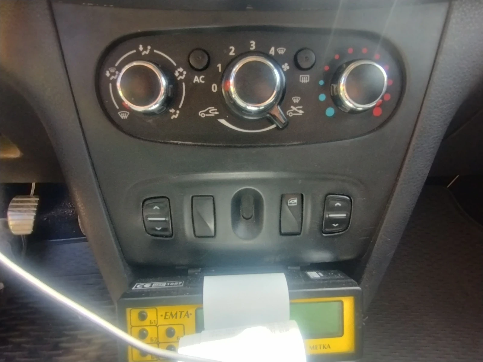 Dacia Sandero 1.2 LPG, снимка 9 - Автомобили и джипове - 54241879