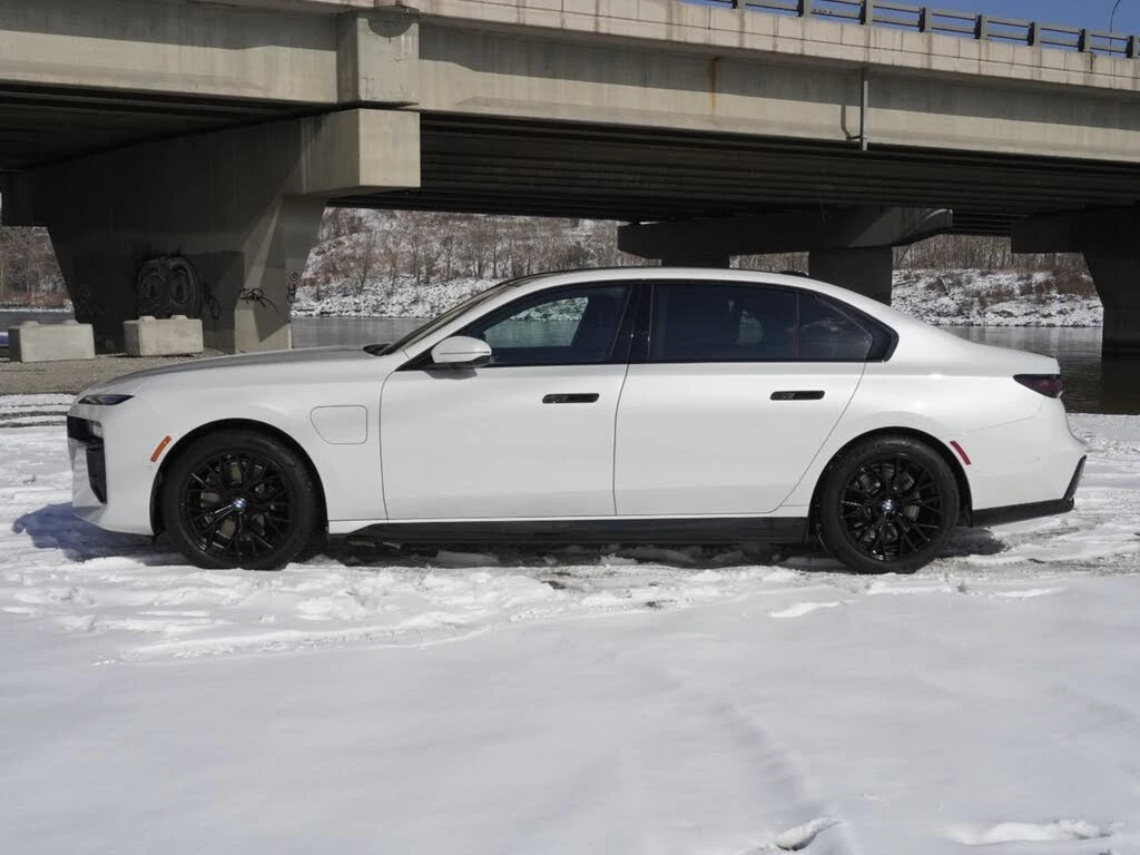 BMW 750 750e xDrive * THEATHER MODE* 360* BO&W AUDIO, снимка 3 - Автомобили и джипове - 54393843