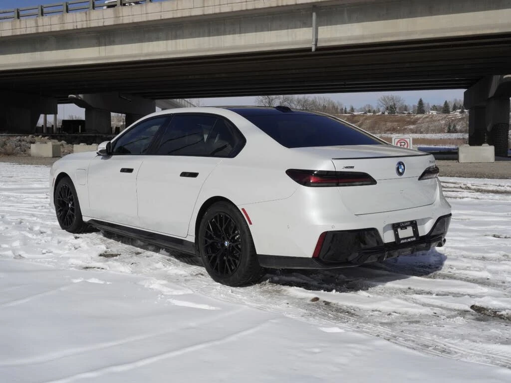 BMW 750 750e xDrive * THEATHER MODE* 360* BO&W AUDIO, снимка 2 - Автомобили и джипове - 54393843