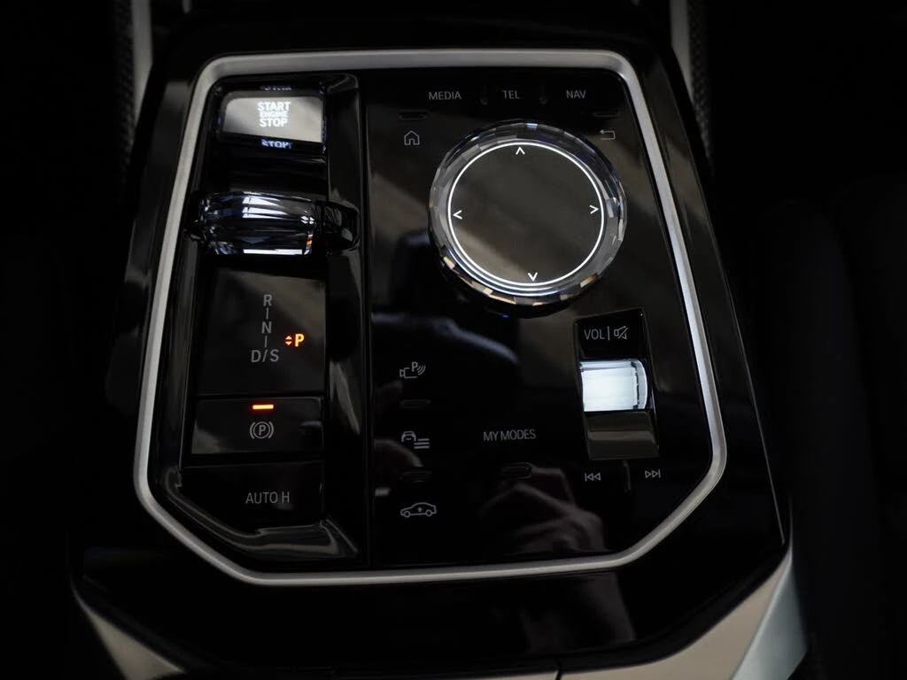 BMW 750 750e xDrive * THEATHER MODE* 360* BO&W AUDIO, снимка 10 - Автомобили и джипове - 54393843