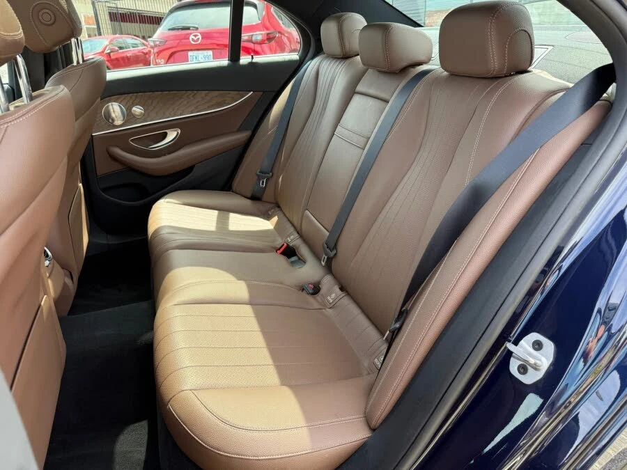 Mercedes-Benz E 350 4MATIC* AMG* BURMESTER* DISTRONIC* HEAD UP* ПАНО, снимка 16 - Автомобили и джипове - 55211799