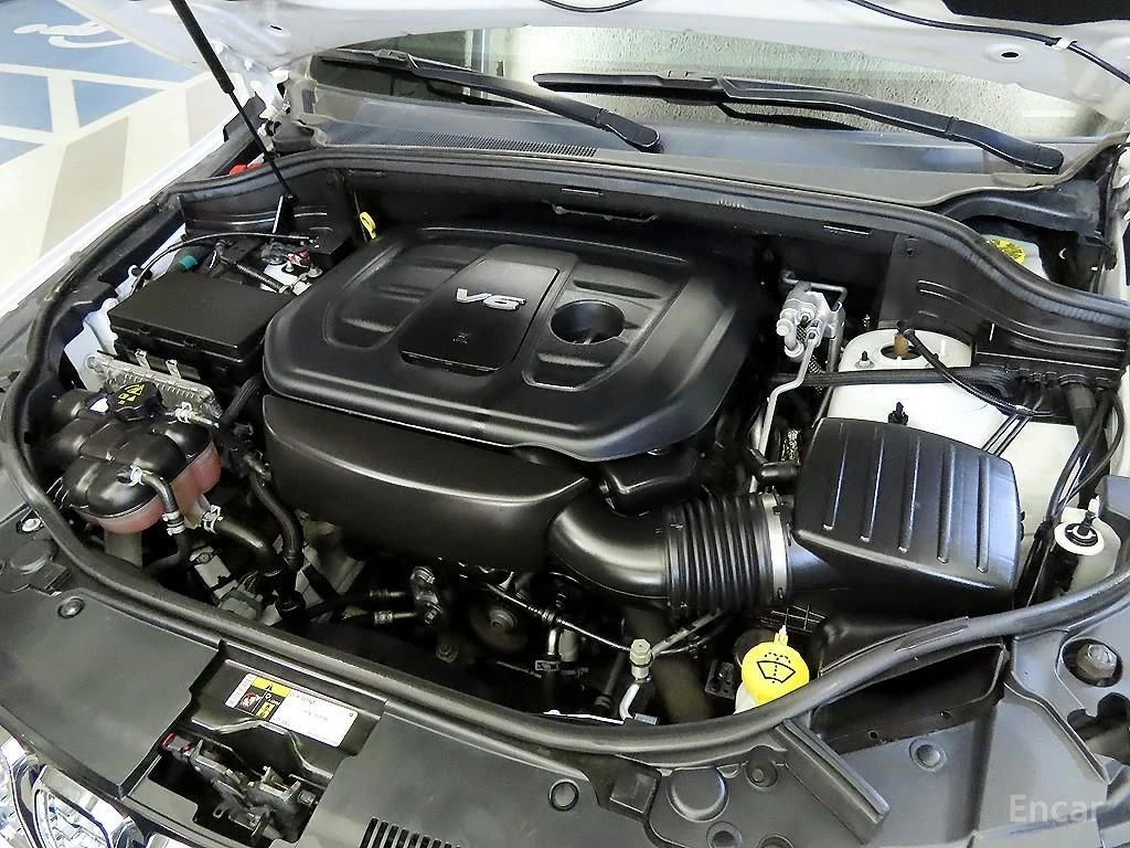 Jeep Grand cherokee 3.6* V6* 8ZF* OVERLAND* ДИСТРОНИК* ОБДУХВАНЕ* КАМЕ, снимка 17 - Автомобили и джипове - 54736876