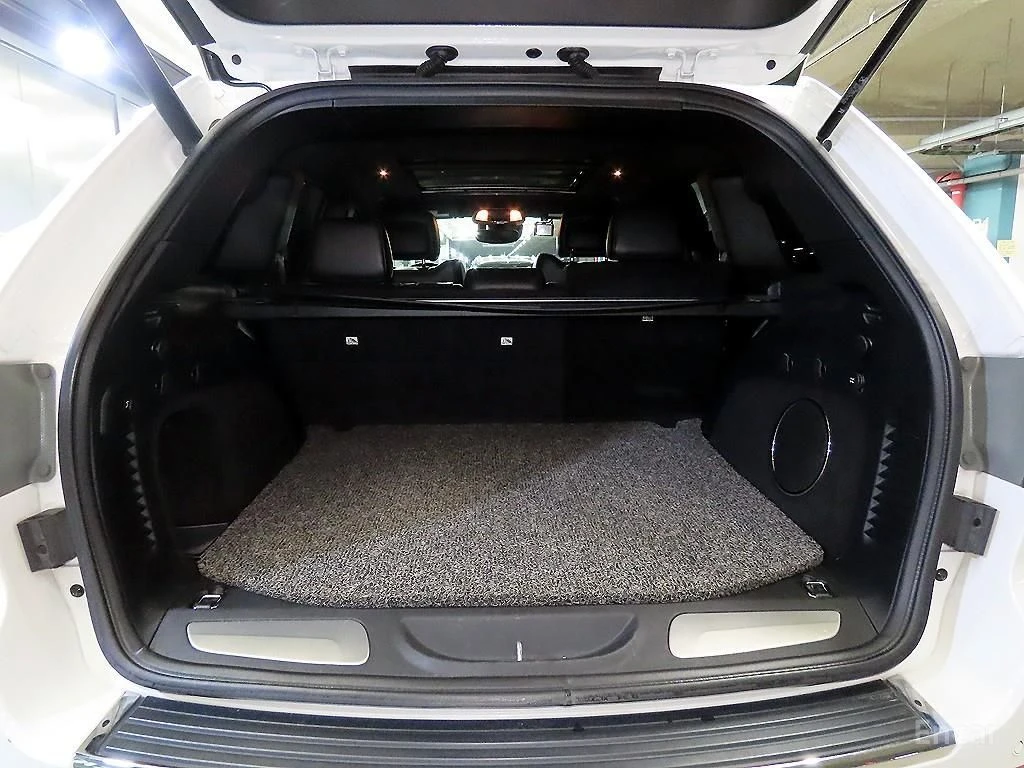Jeep Grand cherokee 3.6* V6* 8ZF* OVERLAND* ДИСТРОНИК* ОБДУХВАНЕ* КАМЕ, снимка 16 - Автомобили и джипове - 54736876